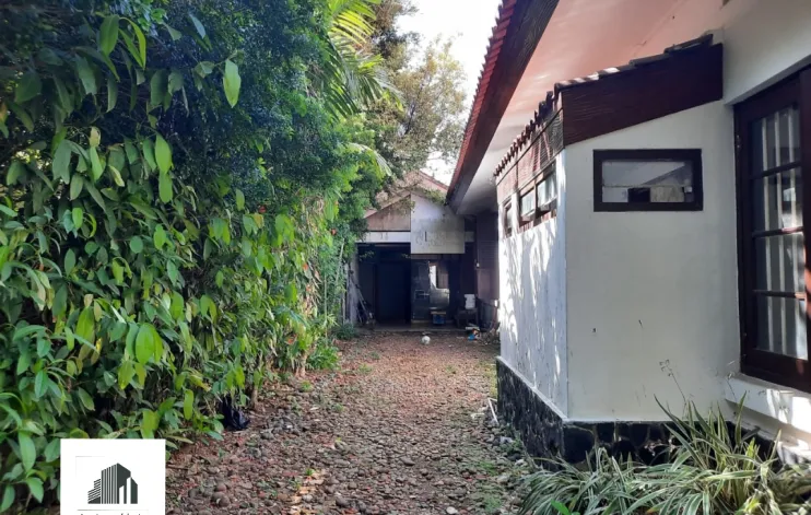 Beautiful And Sturdy Vintage House At Menteng 2