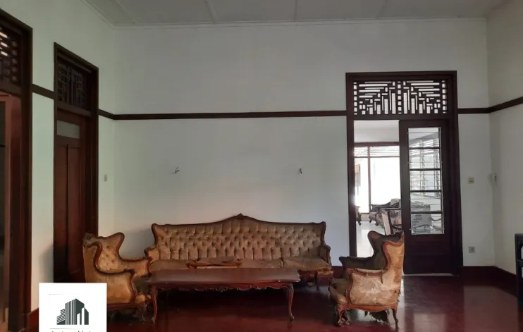 Beautiful And Sturdy Vintage House At Menteng 5