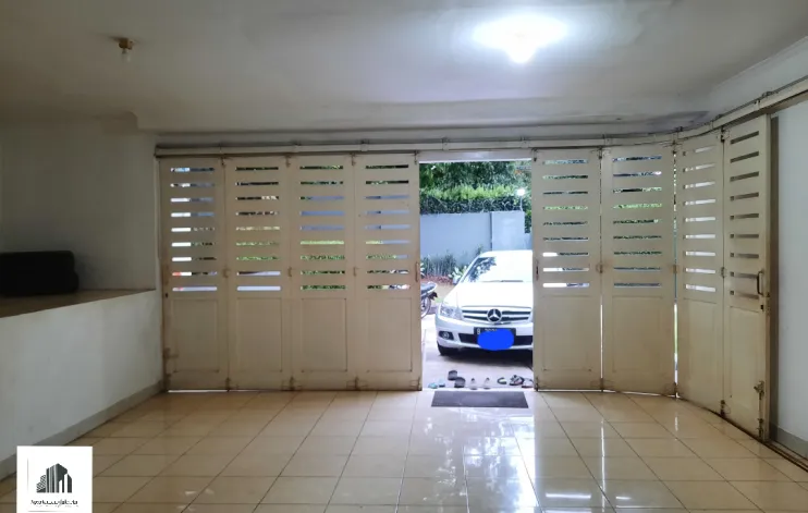 For Sale House With a Large Plot Of Land In South Jakarta 9