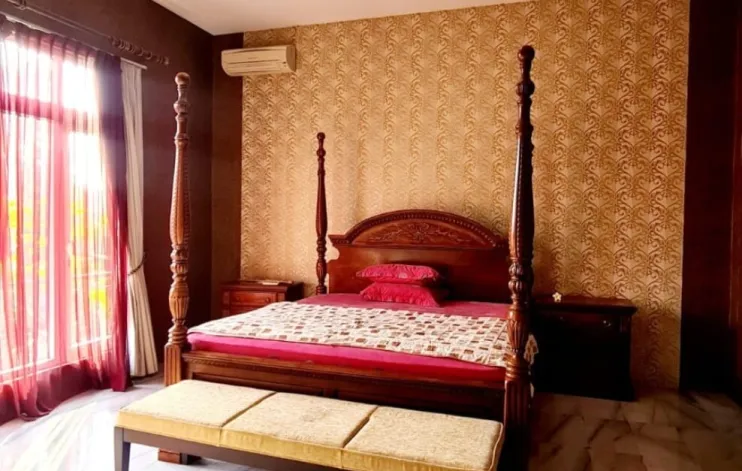Good Price 4BR Classic Big House  12