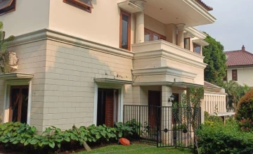 Rumah Disewa di Jakarta selatan Rumah Mewah 5 Kamar Dalam Komplek Yang Asri Di Lebak Bulus
