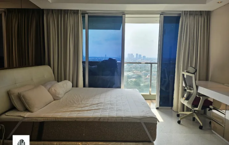 Studio Berukuran Besar Memiliki Balkon 2