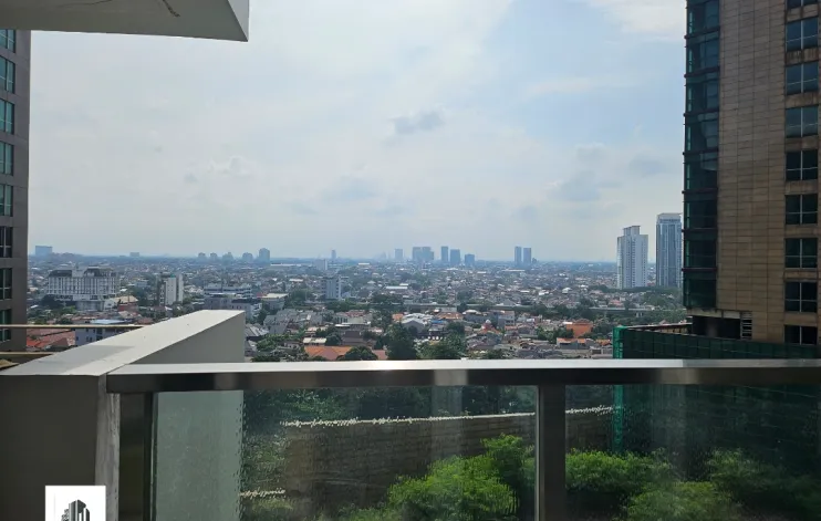 Studio Berukuran Besar Memiliki Balkon 3