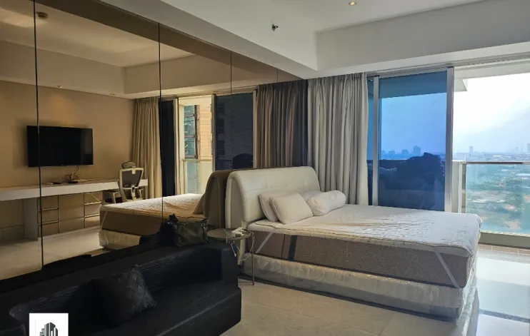 Studio Berukuran Besar Memiliki Balkon 1